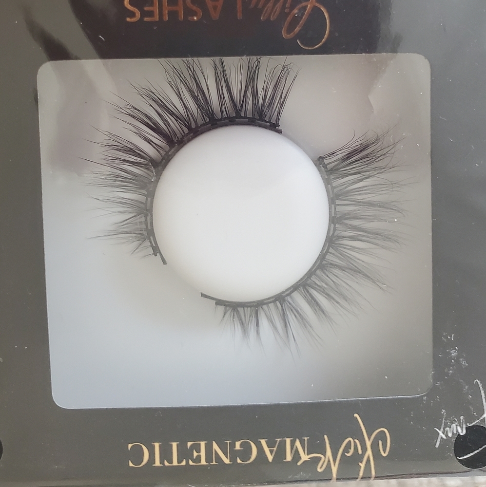 Lilly magnetic lashes lot, glue and 3 lashes - Picture 4 of 4